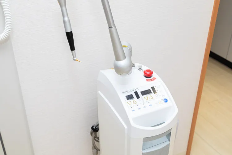 定期メンテナンスではCO2レーザーを使用した歯周病予防も行っています